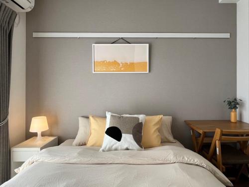 Ein Bett oder Betten in einem Zimmer der Unterkunft Kin-Con-Kan 303 新築 那覇空港から車で25分 コンビニ徒歩1分 沖縄ワールド徒歩9分ファミリーや長期滞在者にもお勧め