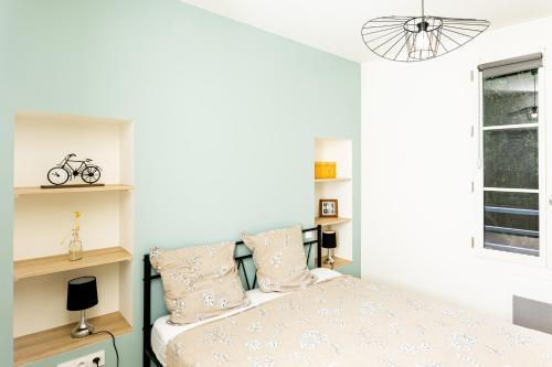 une chambre avec un lit et une fenêtre dans l'établissement Le Charmant Amboisien - Centre, à Amboise