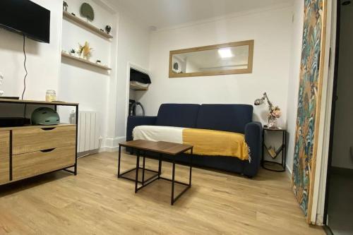 un salon avec un lit et une table dans l'établissement Studio Gare Dijon centre, à Dijon