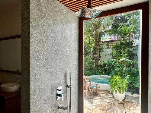 eine Tür, die auf eine Terrasse mit einem Pool führt in der Unterkunft Maisha Nungwi - Boutique Hotel in Nungwi