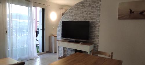 Il comprend un salon doté d'une cheminée et d'une télévision à écran plat. dans l'établissement Pergola, à Saint-Cyprien