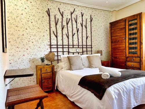 a bedroom with a large bed with a wooden headboard at Hospedaje Javier - ALOJATEISLA in Isla