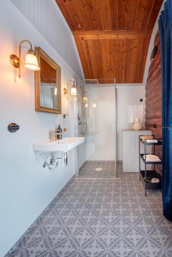 a bathroom with a sink and a shower at Jervell Gjestehus rom 1 in Ålesund