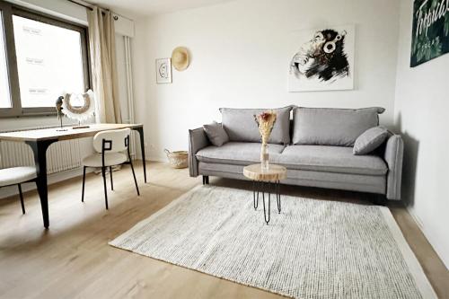 un salon avec un canapé et une table dans l'établissement Le nid - studio, à Strasbourg