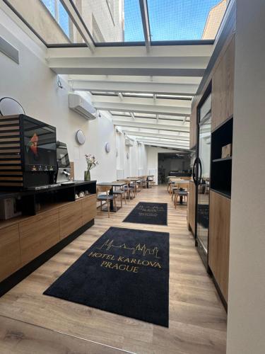 TV a/nebo společenská místnost v ubytování Hotel Karlova Prague
