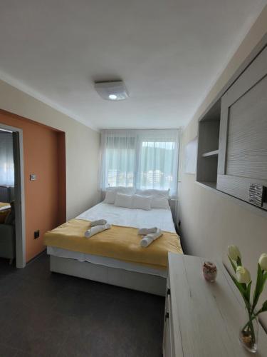 Un pat sau paturi într-o cameră la Krisztina Apartman