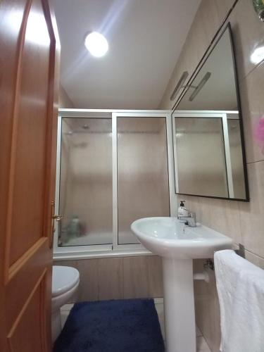 a bathroom with a sink and a toilet at MELROSE PLACE 2 Dormitorios y Piscina en Vecindario in Vecindario
