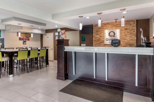 a lobby with a bar and a dining area at Quality Inn & Suites Athens University Area in Athens