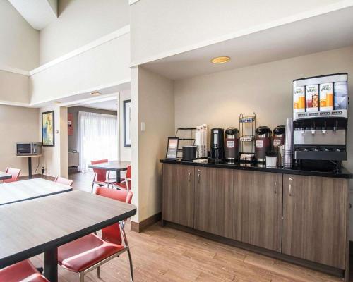 ein Restaurant mit einer Theke mit Kaffeemaschine in der Unterkunft Comfort Inn in Campbellton