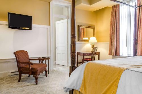 a hotel room with a bed and a desk and a television at The Federal Pointe Inn Gettysburg, an Ascend Collection Hotel in Gettysburg