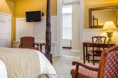a bedroom with a bed and a desk and a television at The Federal Pointe Inn Gettysburg, an Ascend Collection Hotel in Gettysburg