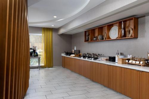 a large kitchen with a counter and a counter top at SpringHill Suites by Marriott Sacramento Roseville in Roseville