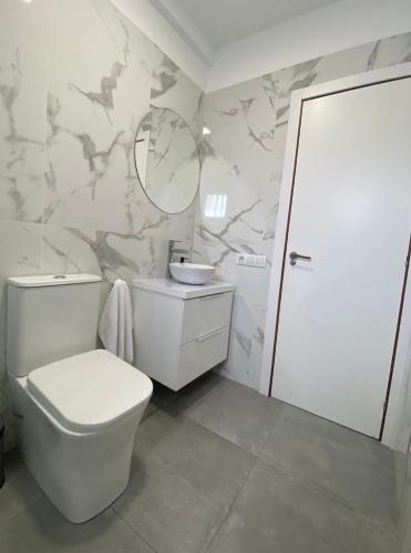 Ένα μπάνιο στο Apartamento Solrayo