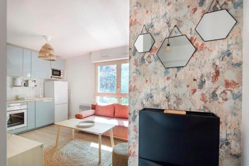 un salon avec un canapé et une table dans l'établissement Kota Kalou Joli T2, à Corbeil-Essonnes