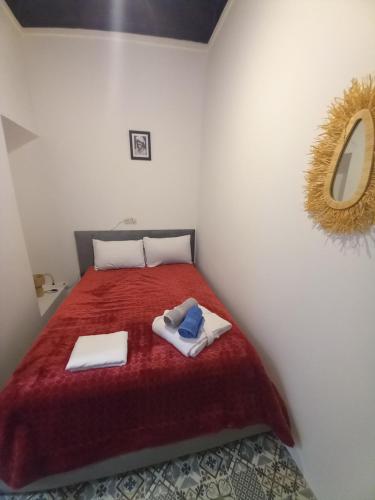 マラケシュにあるJuli'sのベッドルーム1室(赤い毛布付きのベッド1台付)