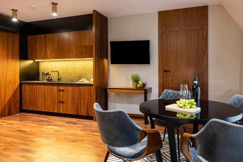 Kuchyňa alebo kuchynka v ubytovaní Apartamenty Chramcówki 7