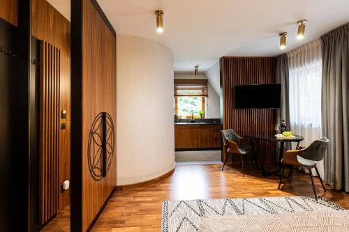 Televízia a/alebo spoločenská miestnosť v ubytovaní Apartamenty Chramcówki 7