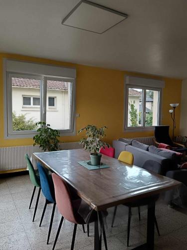 un salon avec une table et des chaises en bois dans l'établissement Villa 100 m du Touquet entre forêt et mer, à Cucq