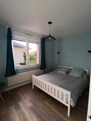 une chambre avec un lit blanc et une fenêtre dans l'établissement Villa 100 m du Touquet entre forêt et mer, à Cucq