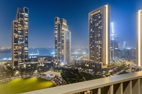 Chic 2BR Stay at Creek Horizon with Pool, Gym and Prime Dubai Location
