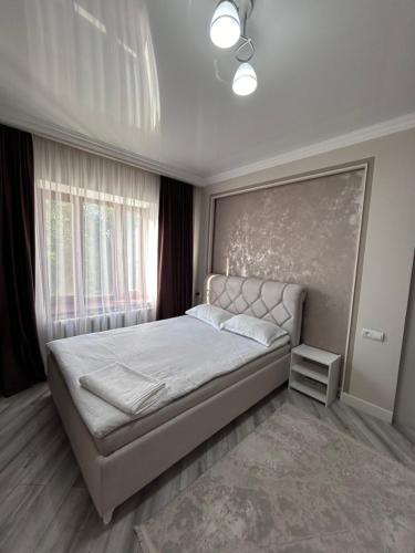 Postel nebo postele na pokoji v ubytování Люкс 2-х комнатная квартира