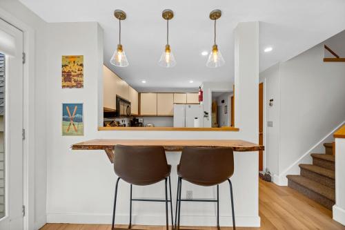 Η κουζίνα ή μικρή κουζίνα στο Beautiful 2BR 2BA Fall Line Condo with Mountain Views, Pool, Hot Tub, Sauna, Shuttle, G6B condo