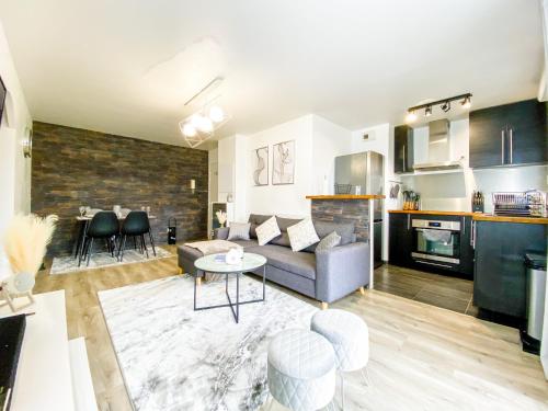 un salon avec un canapé et une table dans l'établissement Bussy Gray Spot - RER Centre & Parking, à Bussy-Saint-Georges