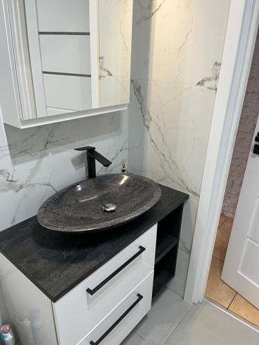 a bathroom with a sink and a mirror at Apartament Szpitalna in Suwałki