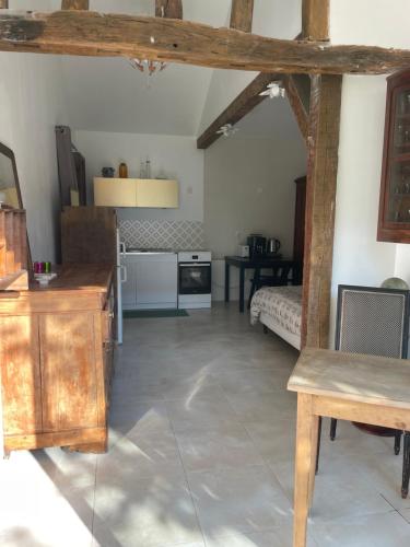 un salon avec une cuisine et une salle à manger dans l'établissement Studio indépendant en Normandie, à Fontaine-la-Soret