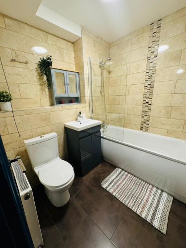 Un baño con inodoro, lavabo y bañera. en Portobello Self Check-In Rooms 611, en Londres
