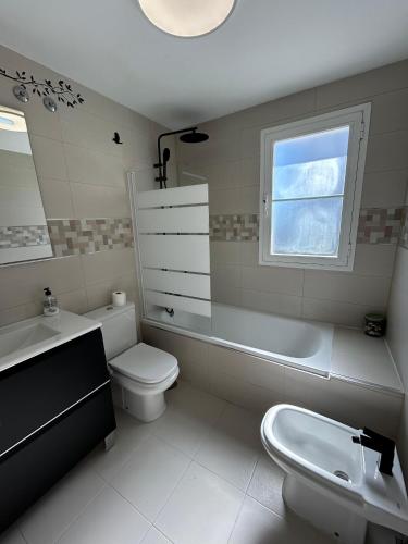 Holidays & Home II, 3 habitaciones, piscinas ,150 metros playa