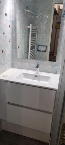 une salle de bain avec un lavabo blanc et un miroir dans l'établissement La PART des ANGES, à Arcachon