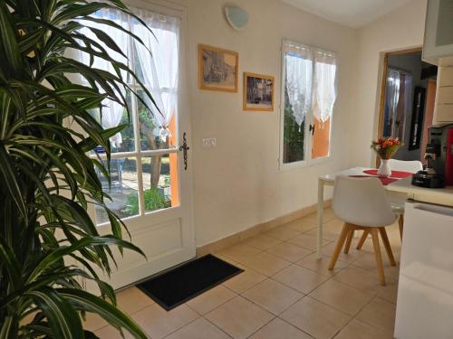 une cuisine avec une table et une plante dans l'établissement La cascade de Carcès, à Carcès