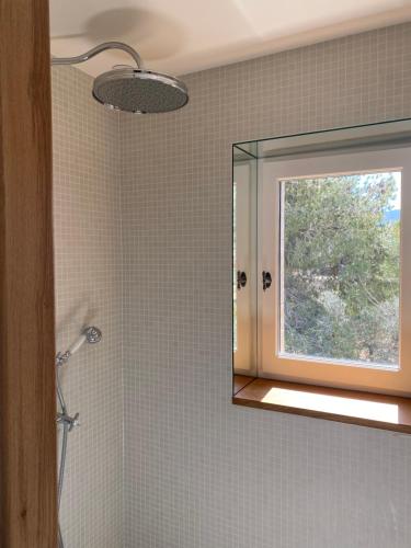 La salle de bains est pourvue d'un miroir et d'une fenêtre. dans l'établissement Mas Au pays des Alpilles, à Eygalières