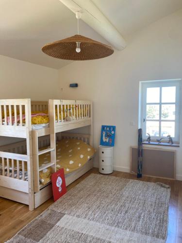 une chambre avec deux lits superposés et un plafond dans l'établissement Mas Au pays des Alpilles, à Eygalières