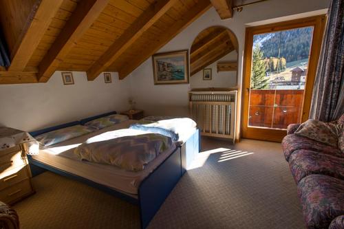 sypialnia z 2 łóżkami i dużym oknem w obiekcie Villa Tamion w mieście Vigo di Fassa