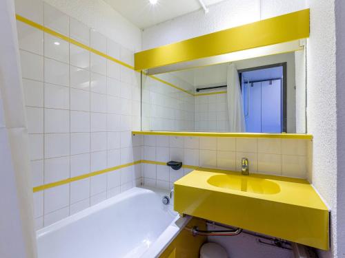La salle de bains est pourvue d'un lavabo jaune et d'un miroir jaune. dans l'établissement Charmant 2 pièces, pour 5 pers., La Plagne, avec balcon et cuisine équipée - FR-1-353-7, à La Plagne