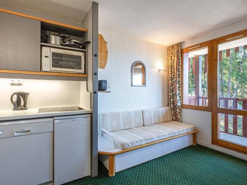 - une cuisine avec un banc dans le coin d'une pièce dans l'établissement Charmant 2 pièces, pour 5 pers., La Plagne, avec balcon et cuisine équipée - FR-1-353-7, à La Plagne
