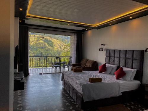 a bedroom with a large bed and a balcony at Paraiso Guest House in Ella