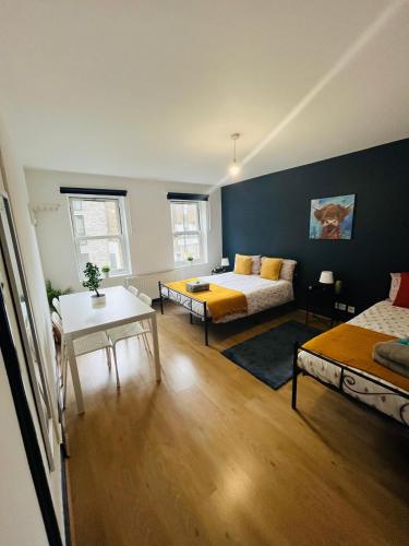Una habitación con una cama y una mesa dentro. en Portobello Self Check-In Rooms 611, en Londres
