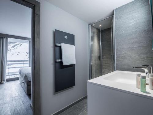 Bilik mandi di Appartement 76m², 6-7 pers, Courchevel Village, pied des pistes, centre, balcon, spa, parking, Wi-Fi. - FR-1-631-202