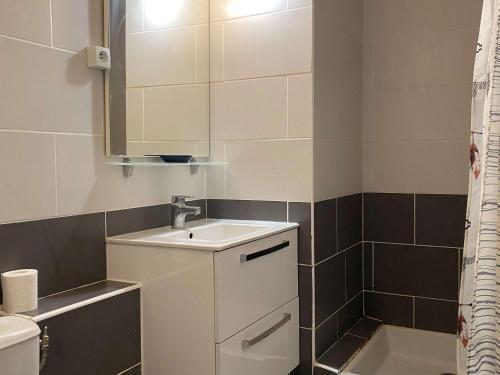 une petite salle de bain avec un lavabo et une douche dans l'établissement Beau T1 rénové proche Parc Charles de Gaulle avec wifi - FR-1-553-275, à Balaruc-les-Bains