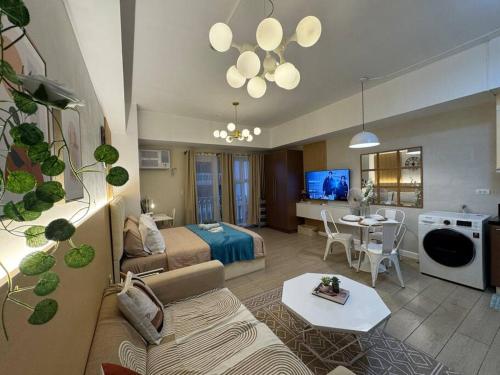 Staycation in venice residences Mckinley with balcony