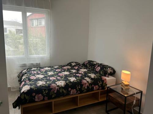 une chambre avec un lit, une fenêtre et une table dans l'établissement Parisien Duplex à Montreuil, à Montreuil