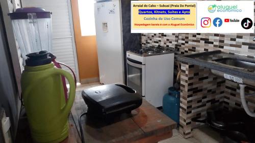 a kitchen with a water hydrant and a stove at Arraial do Cabo – Subuai Village - Aluguel Econômico in Arraial do Cabo