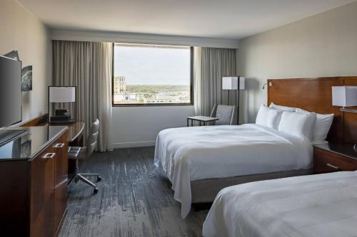 Ένα ή περισσότερα κρεβάτια σε δωμάτιο στο Richmond Marriott