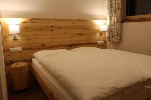 Łóżko lub łóżka w pokoju w obiekcie Ferienwohnungen Falch Simone