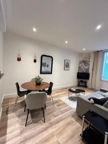 un salon avec une table et un canapé dans l'établissement 2P 40m2 -Cannes centre- Palais des festivals -, à Cannes