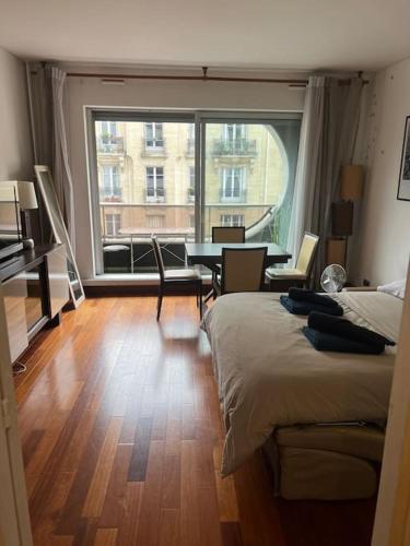 Un pat sau paturi într-o cameră la Suite avec balcon vue Tour Eiffel