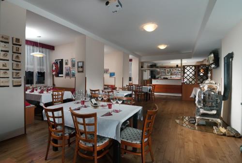 une salle à manger avec des tables et des chaises dans un restaurant dans l'établissement Hotel Domovina, à Špindlerův Mlýn